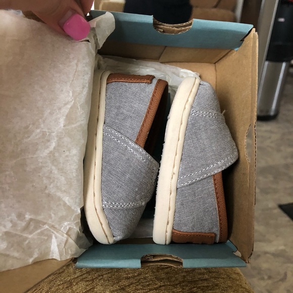 TOMS - Picture 2 of 4